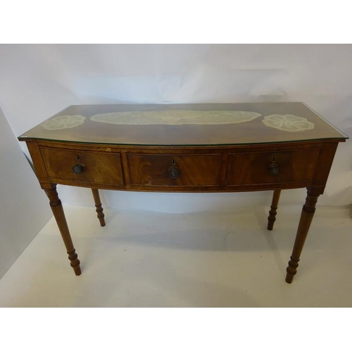 129 - A Cork Regency mahogany bow shaped side table fitted with 3 drawers and raised on turned legs. W. 12... 