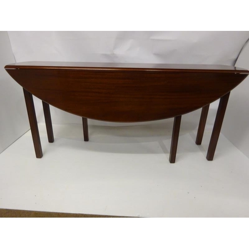 140 - Good quality mahogany drop leaf hunt table raised on square legs. L. 176cm, Width fully opened 102cm... 