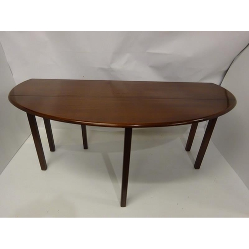 140 - Good quality mahogany drop leaf hunt table raised on square legs. L. 176cm, Width fully opened 102cm... 