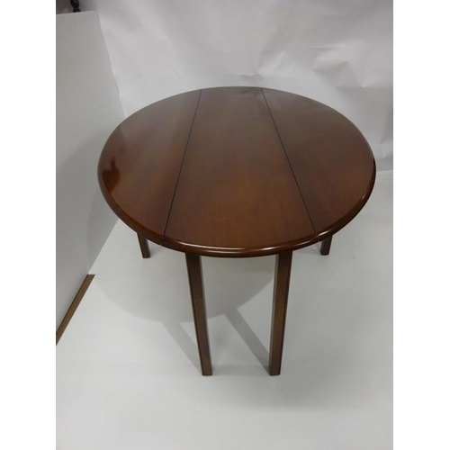 140 - Good quality mahogany drop leaf hunt table raised on square legs. L. 176cm, Width fully opened 102cm... 