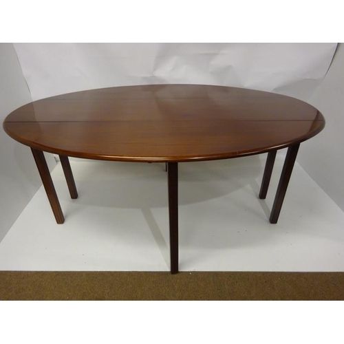 140 - Good quality mahogany drop leaf hunt table raised on square legs. L. 176cm, Width fully opened 102cm... 