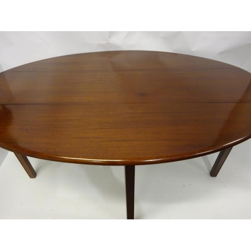 140 - Good quality mahogany drop leaf hunt table raised on square legs. L. 176cm, Width fully opened 102cm... 