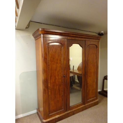 82 - Good Victorian mahogany mirror door wardrobe with well fitted interior. H. 210cm, W. 180cm, D. 58cm ... 