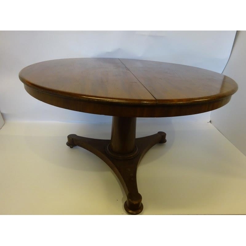 90 - Victorian mahogany circular dining table on centre pod support. Diameter 130cm.