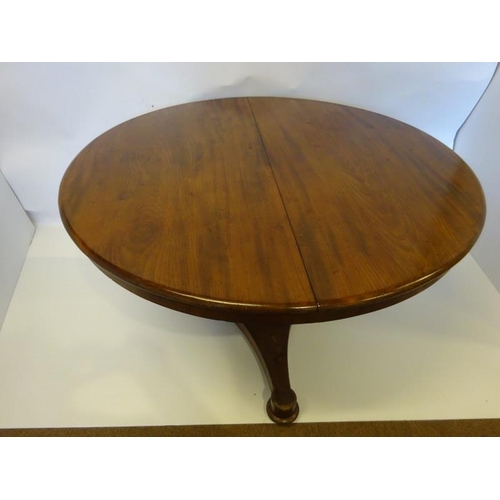 90 - Victorian mahogany circular dining table on centre pod support. Diameter 130cm.