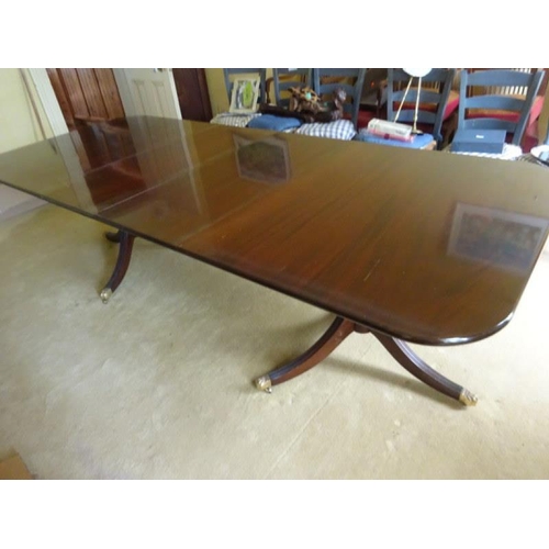 119 - Good quality mahogany dining table, the rectangular shaped top having 2 extra leaves and raised on t... 