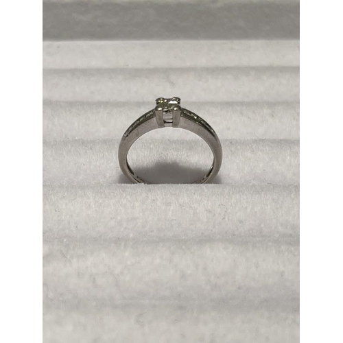 172 - Platinium diamond cluster ring. Size K/L.