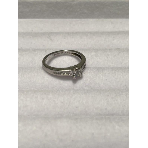 172 - Platinium diamond cluster ring. Size K/L.