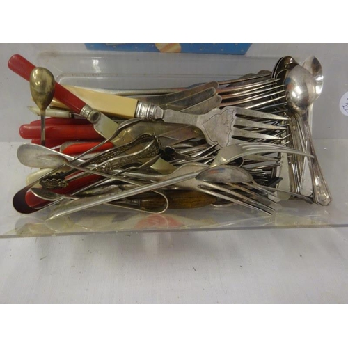 189 - Boxed lot of old cutlery.