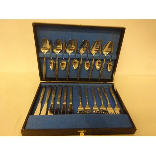 190 - Old plated cruet set with 6 original glass bottles in good condition together with a case of modern ... 