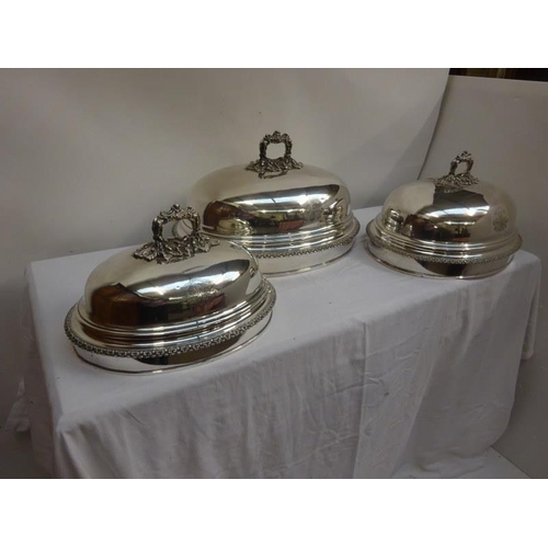 197 - A good set of 3 antique Sheffield plated graduated meat dish covers with family crest and inscriptio... 