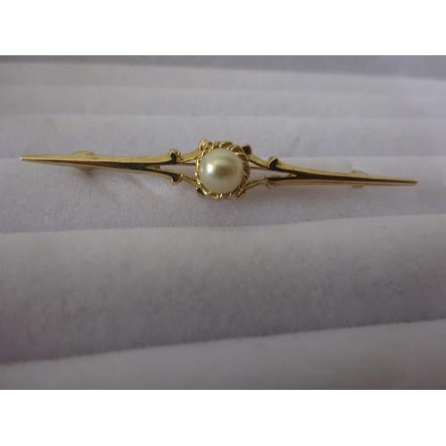 201 - 9ct gold pearl brooch.