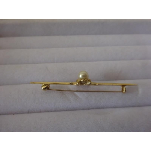 201 - 9ct gold pearl brooch.