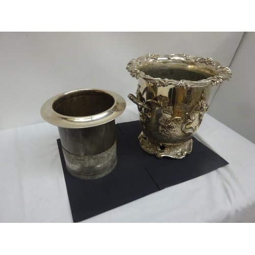 205 - A very good antique silver plated two handled wine cooler complete with liner. H. 25cm, Diameter 25c... 