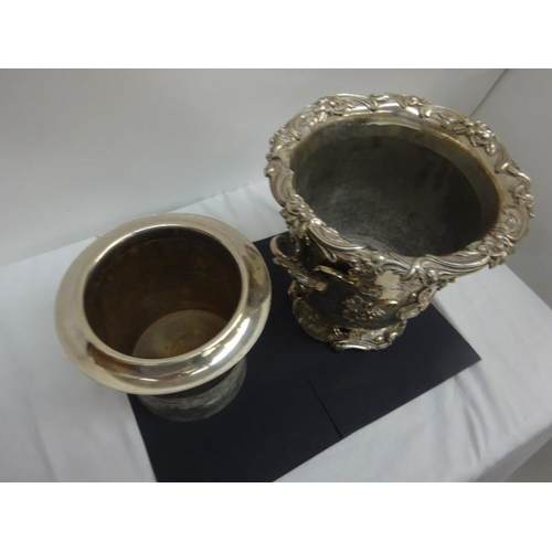 205 - A very good antique silver plated two handled wine cooler complete with liner. H. 25cm, Diameter 25c... 