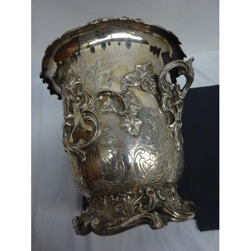 205 - A very good antique silver plated two handled wine cooler complete with liner. H. 25cm, Diameter 25c... 