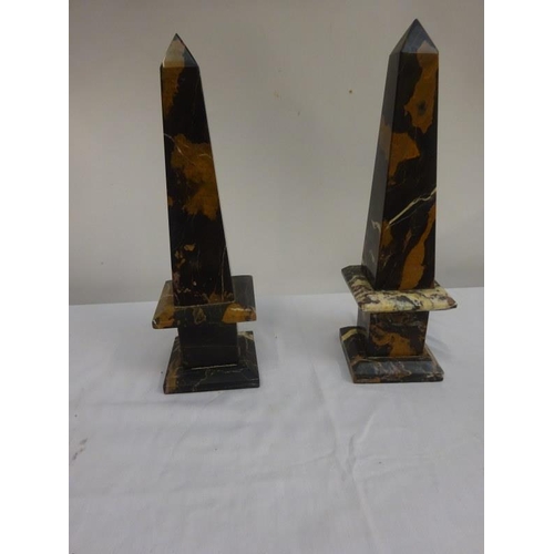 227 - A pair of old marble obelisks. H. 37cm.