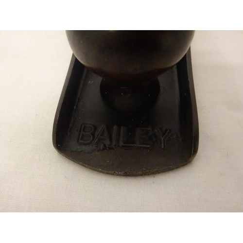 246 - A Bailey No. 5 plane with patent dates from 1902 - 1910, the steel blade by Stanley and a nicely gra... 