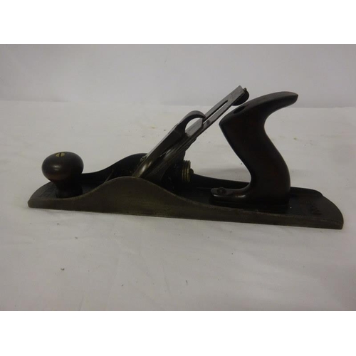 246 - A Bailey No. 5 plane with patent dates from 1902 - 1910, the steel blade by Stanley and a nicely gra... 