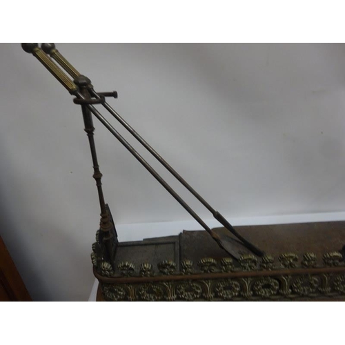 253 - A very good antique steel and brass fender complete with stands and irons. W. 112cm.