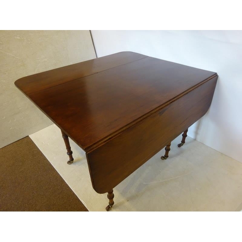 289 - A good original Georgian mahogany drop leaf dining table raised on 6 ring turned legs. W. 123cm, Dep... 