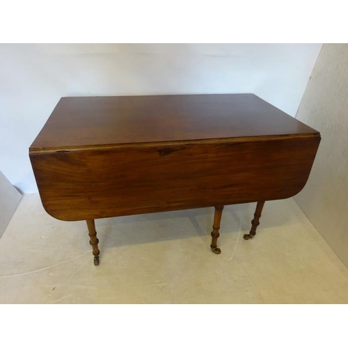 289 - A good original Georgian mahogany drop leaf dining table raised on 6 ring turned legs. W. 123cm, Dep... 