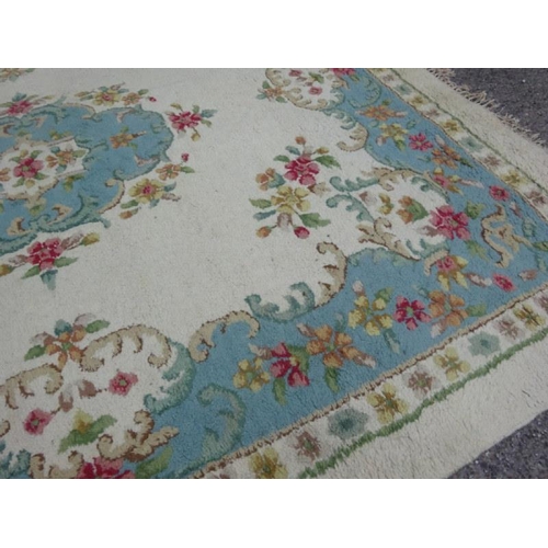 40 - Large drawing room rug.  320cm x 276cm