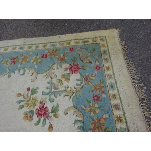 40 - Large drawing room rug.  320cm x 276cm