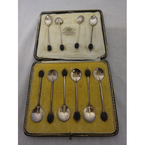 164 - A boxed set of 6 coffee spoons, Birmingham 1923 and 4 similar spoons, London 1924.