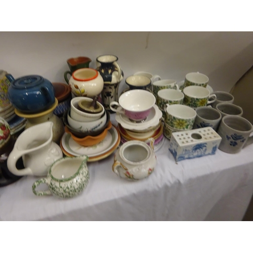 17 - Mixed lot of china ware.