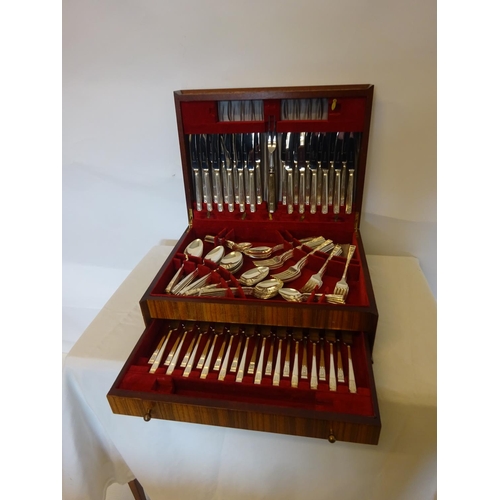 172 - Good quality canteen of plated cutlery, 12 settings (115 pieces).