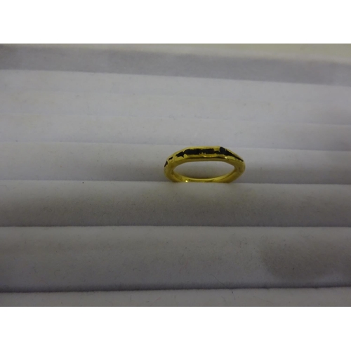 222 - 14 ct gold lava rock ring. Size N.