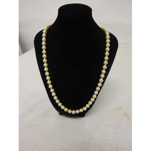 227 - Good quality pearl necklace.