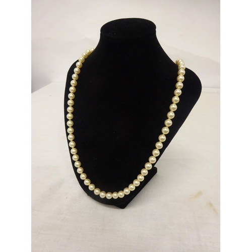 227 - Good quality pearl necklace.