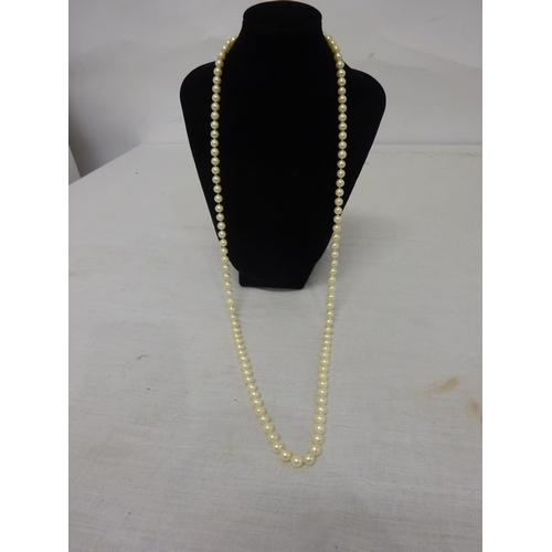 228 - Good quality pearl necklace.