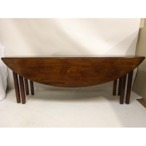 250 - A good Irish Georgian mahogany hunt table raised on square legs. Excellent colour. L. 213cm, W. 128 ... 