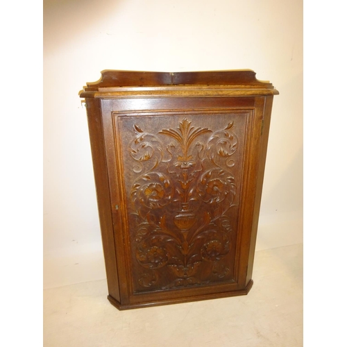 22 - 19th century hanging oak corner cabinet. H. 90cm, W. 70cm.