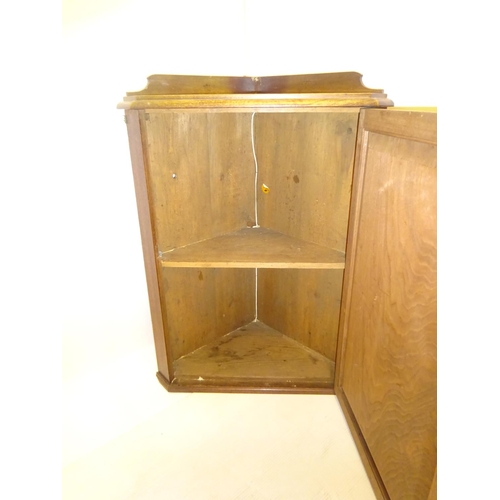 22 - 19th century hanging oak corner cabinet. H. 90cm, W. 70cm.