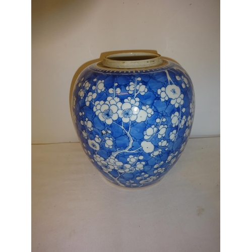 379 - Antique Chinese blue and white ovoid vase. H. 22cm approx.