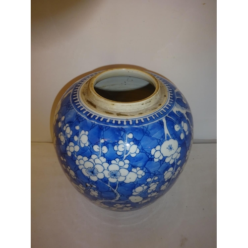 379 - Antique Chinese blue and white ovoid vase. H. 22cm approx.