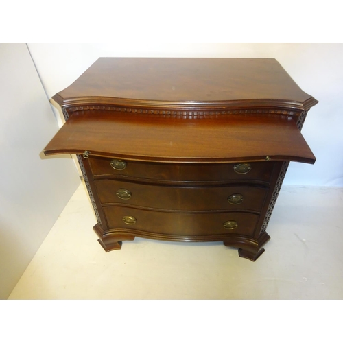 116 - A good George III style mahogany chest of drawers, the serpentine shaped top having dental cornice o... 