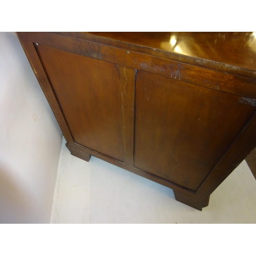 116 - A good George III style mahogany chest of drawers, the serpentine shaped top having dental cornice o... 