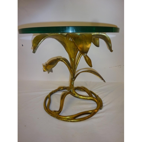 146 - Circular glass top occasional table on gilded brass base. Diameter 48cm, H. 43cm.