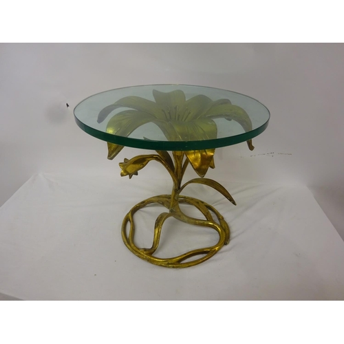 146 - Circular glass top occasional table on gilded brass base. Diameter 48cm, H. 43cm.