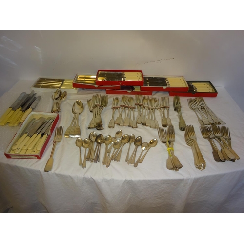 186 - A large quantity of good quality plated cutlery - forks, knives, spoons, etc. Approx. 175 pieces.