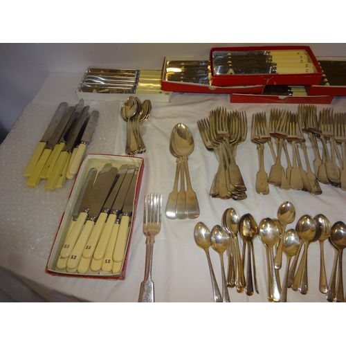 186 - A large quantity of good quality plated cutlery - forks, knives, spoons, etc. Approx. 175 pieces.