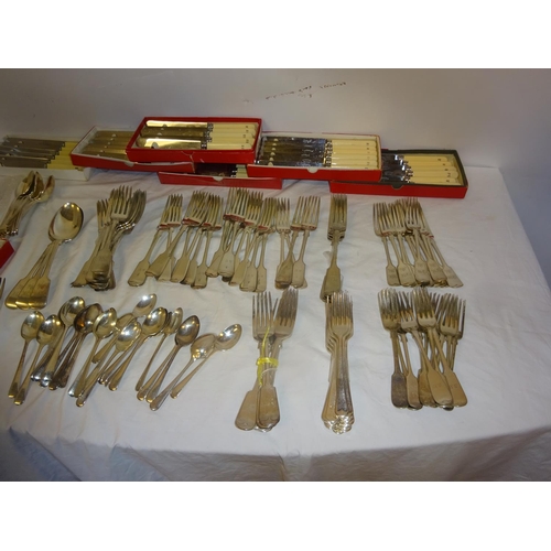 186 - A large quantity of good quality plated cutlery - forks, knives, spoons, etc. Approx. 175 pieces.