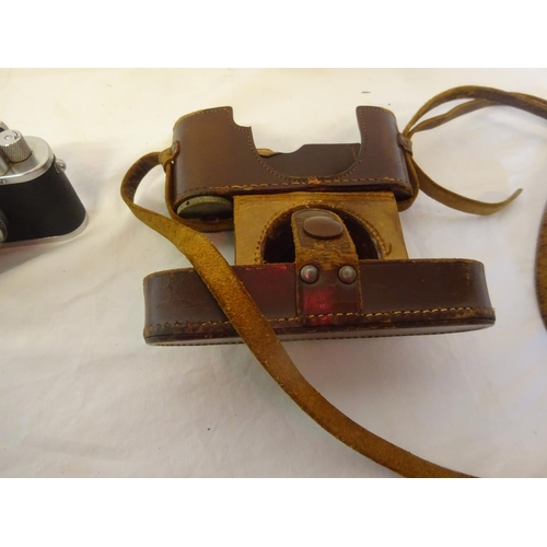 187 - INTERESTING COLLECTION OF OLD CAMERAS

Antique Leica camera with original leather case. Serial numbe... 