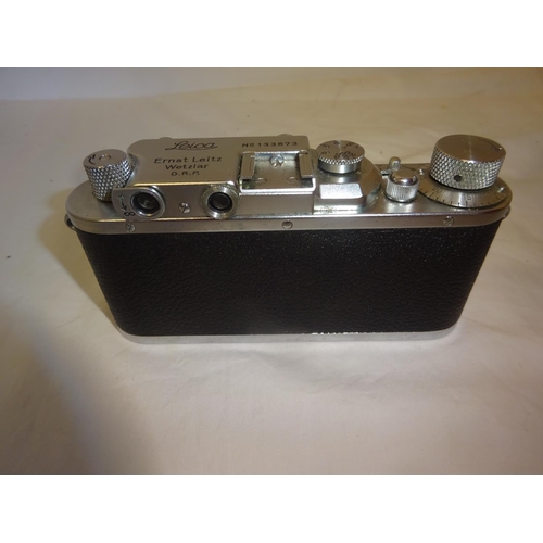 187 - INTERESTING COLLECTION OF OLD CAMERAS

Antique Leica camera with original leather case. Serial numbe... 