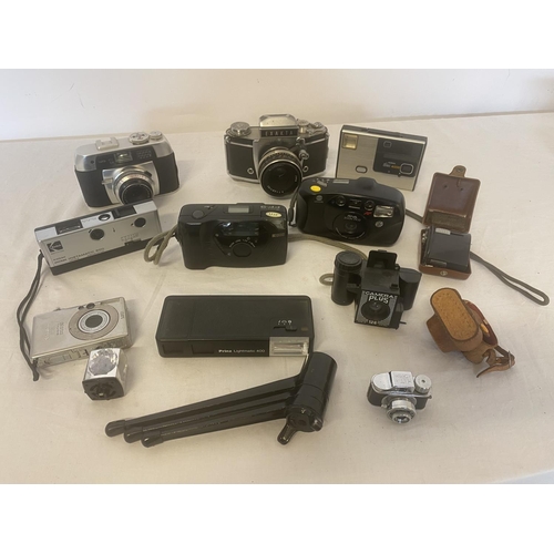 198 - Collection of cameras - Exakta, Kodak, etc.
See photos